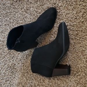 Women's ankle bootie. Old Navy. Size 6. Black